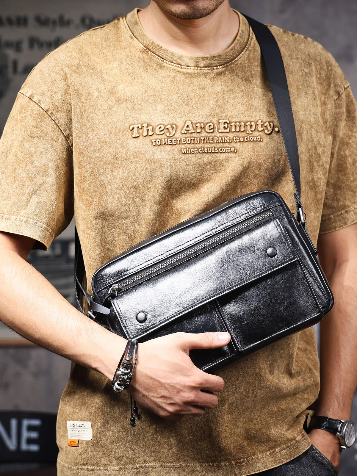 

PNDME casual luxury first layer cowhide men's messenger bag outdoor travel designer handmade genuine leather black shoulder bag