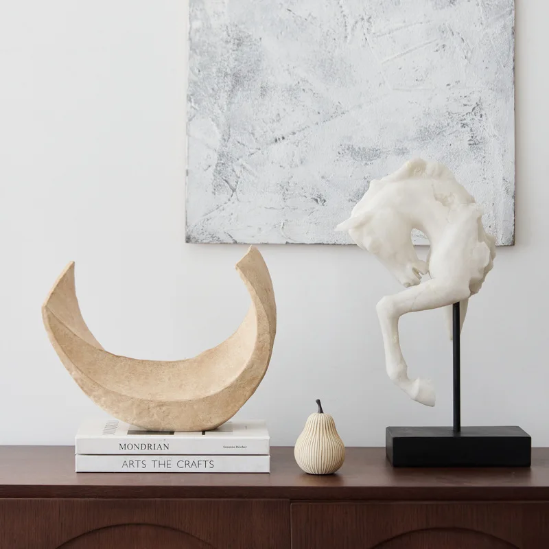 

Modern simple resin fruit plate irregular U-shaped ornament, creative horse head lucky transfer Fuma entrance decoration