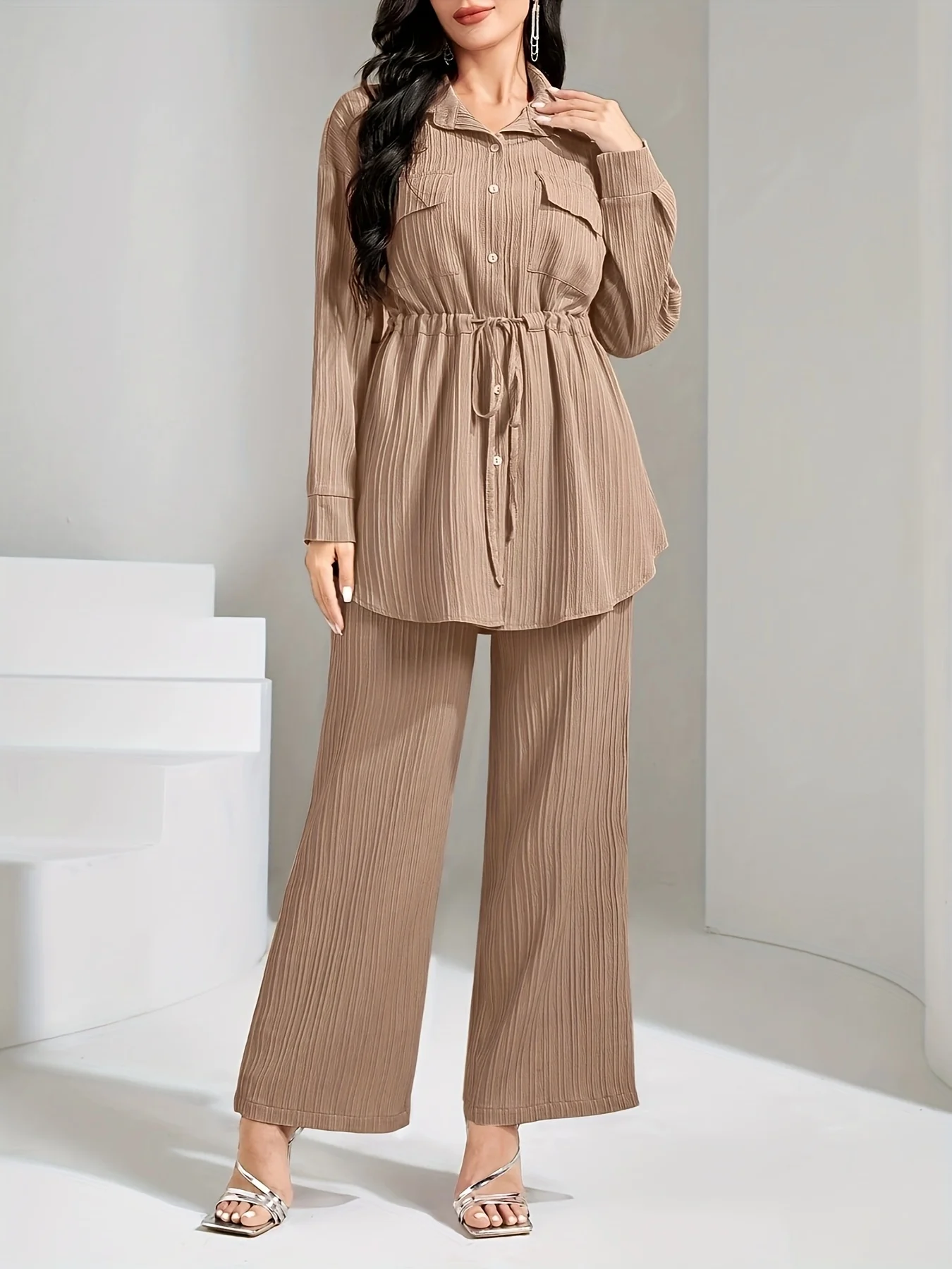 

Комплект из двух предметов: рубашка с карманом с клапаном, завязкой на талии и непринужденными широкими брюками.