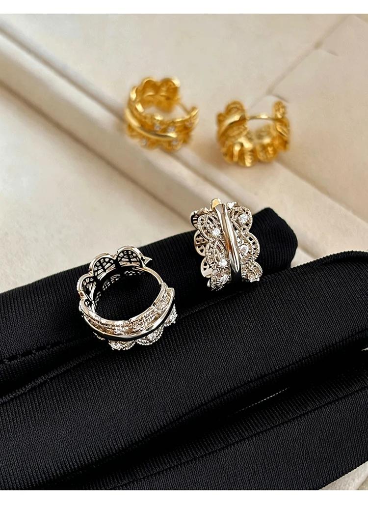 Luxuriöse Spitzen-Filigran-Ohrringe in Goldfarbe mit eingelegten CZ-Steinen, hohle florale Ohrclips für Damen, elegantes Schmuckgeschenk. – Detail 10