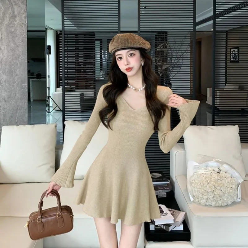 فستان قصير محبوك فرنسي رومانسي برقبة على شكل حرف v وأكمام طويلة للتخسيس على شكل حرف a لتحديد الخصر موضة نسائية للتنقل في الخريف والشتاء