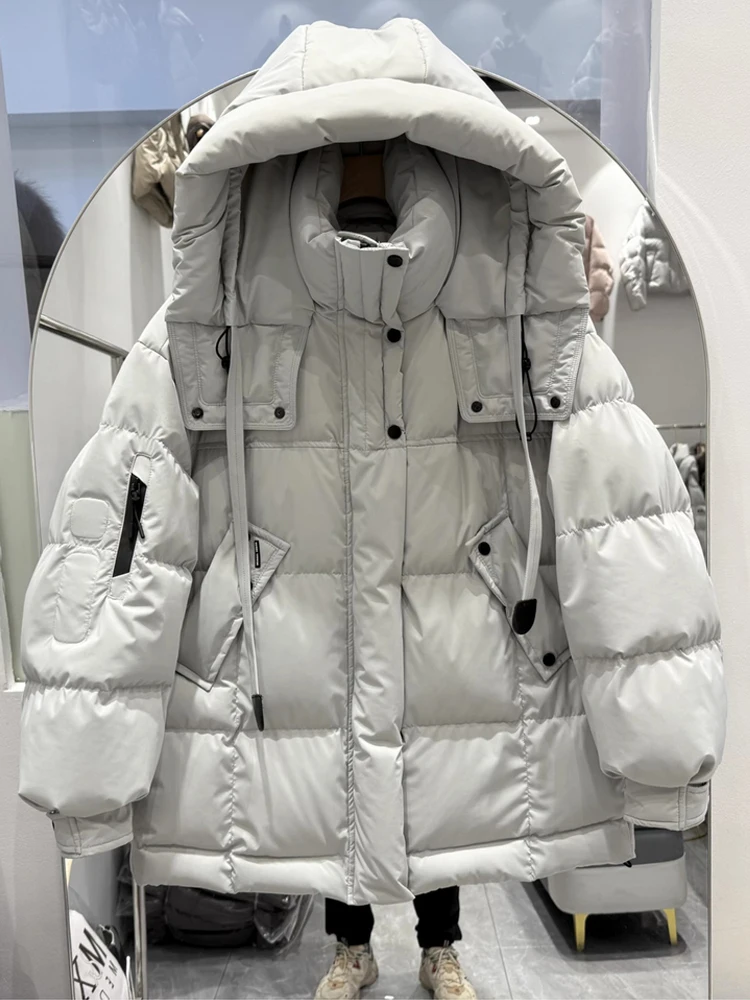 เสื้อแจ็คเก็ตขนเป็ดสีขาวสำหรับผู้หญิง รุ่นใหม่ประจำฤดูหนาวปี 2025 ความยาวปานกลางถึงยาว  แบบอเนกประสงค์ หนา หลวม ทันสมัย และให้ความอบอุ่น