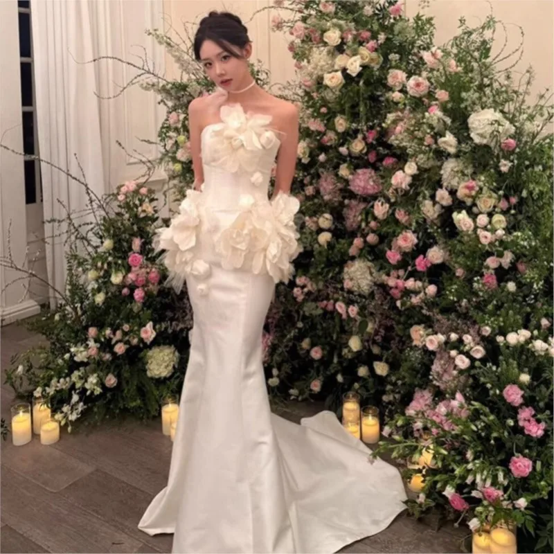 

A white light luxury niche and elegant off-the-shoulder three-dimensional floral morning dress