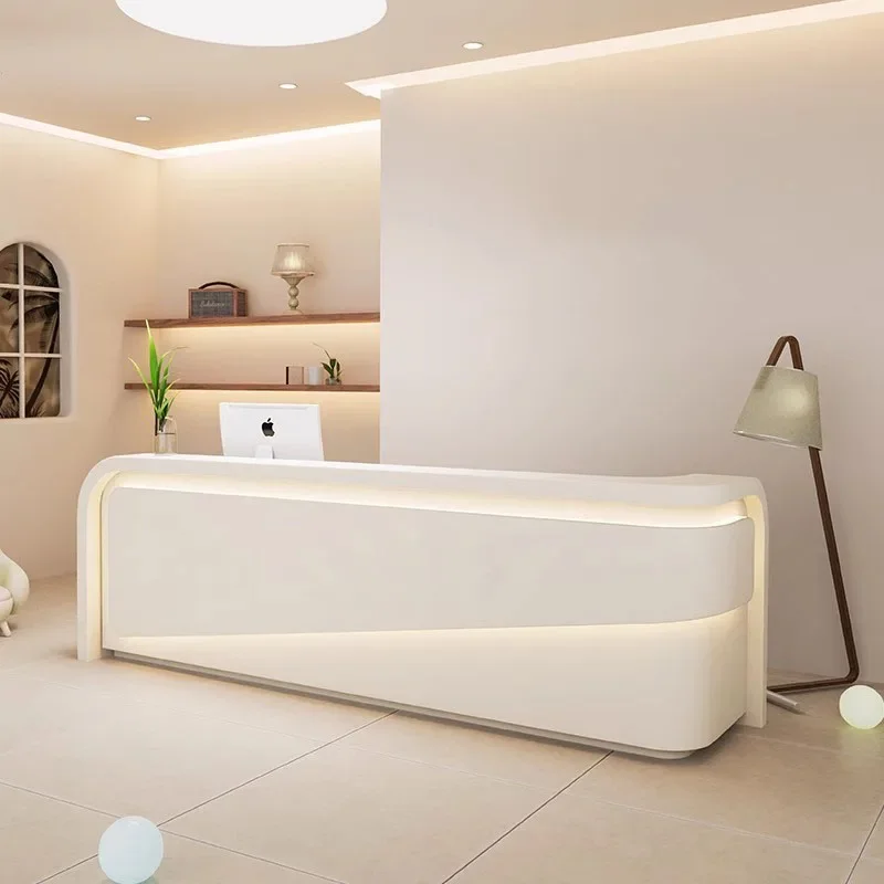 ユニークな教会の受付デスク サロンの演台 白いモバイル演台スタンド 受付デスク シンプルなエスクリトリオ 商業用家具