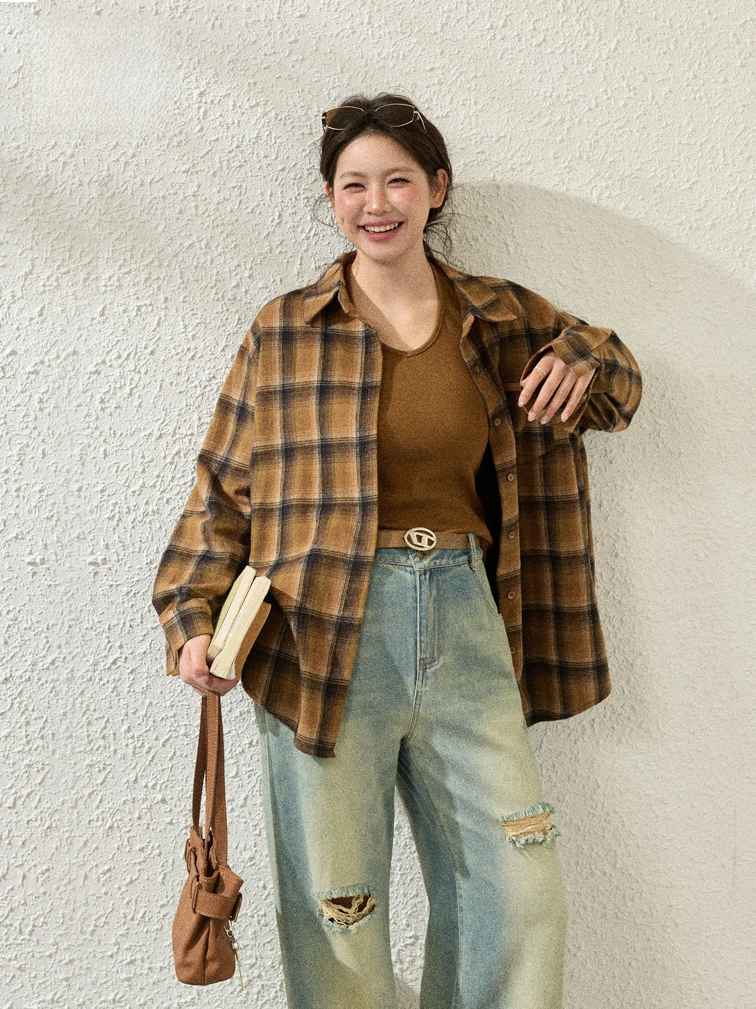 

Комплект из рубашки и джинсов для женщин больших размеров: корейский стиль, стройнящий крой, клетчатый, весенний, модный, повседневный, с высокой талией, длинными рукавами, на пуговицах