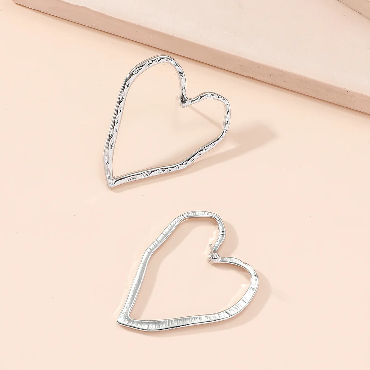 European and American popular jewelry wholesale a pair of love alloy earrings cross-border fashion earrings Qingdao jewelry fact