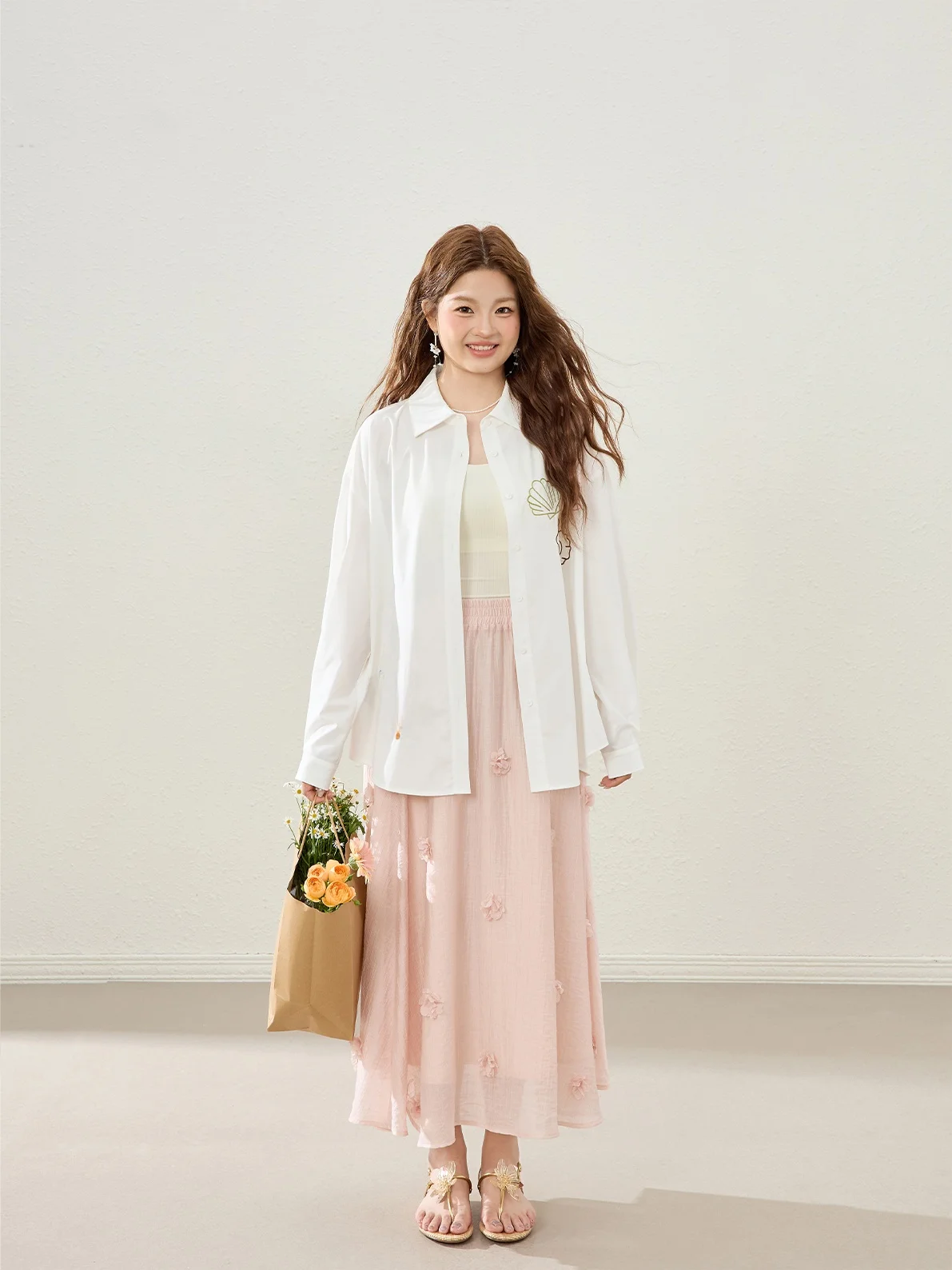 Blanco mujer verano 2025 nuevo coreano Sle suelto largo Sve protección solar irt bordado perezoso Sle prendas de vestir exteriores Top