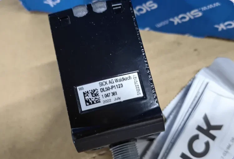 New Original SICK Mirror reflection laser distance detection sensor DL50-P1123 NO.1047361