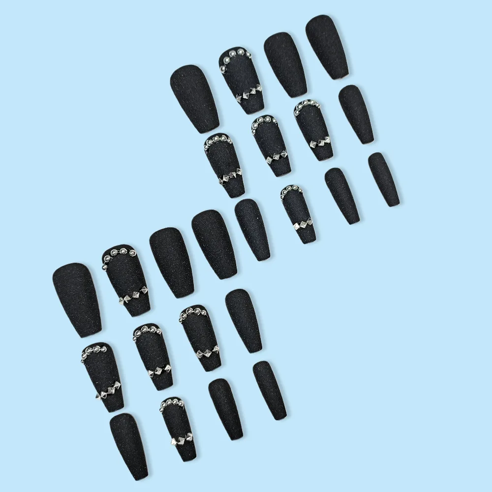 24個入り マットブラックのプレスオンネイル、シルバーグリッターとベルベットラインストーンのアクセント付き、ダークスタイルのロングコフィンシェイプ、サイズ色々