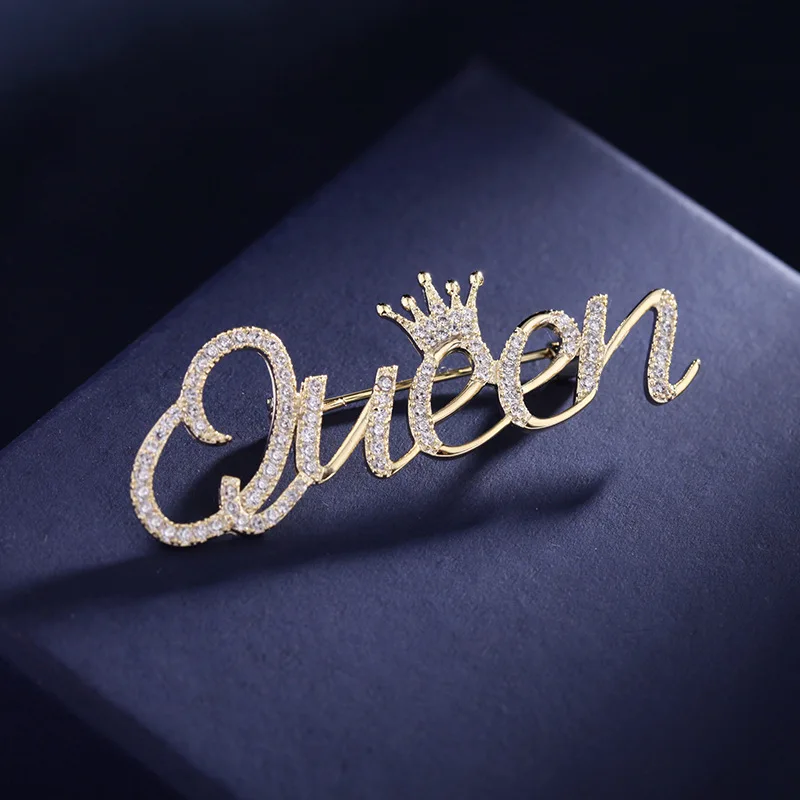 

Luxury Trendy Queen Letter Rhinestone Brooches for Women Party Simple Elegant Charm Casual Brooch Pins Dress Wedding Gifts