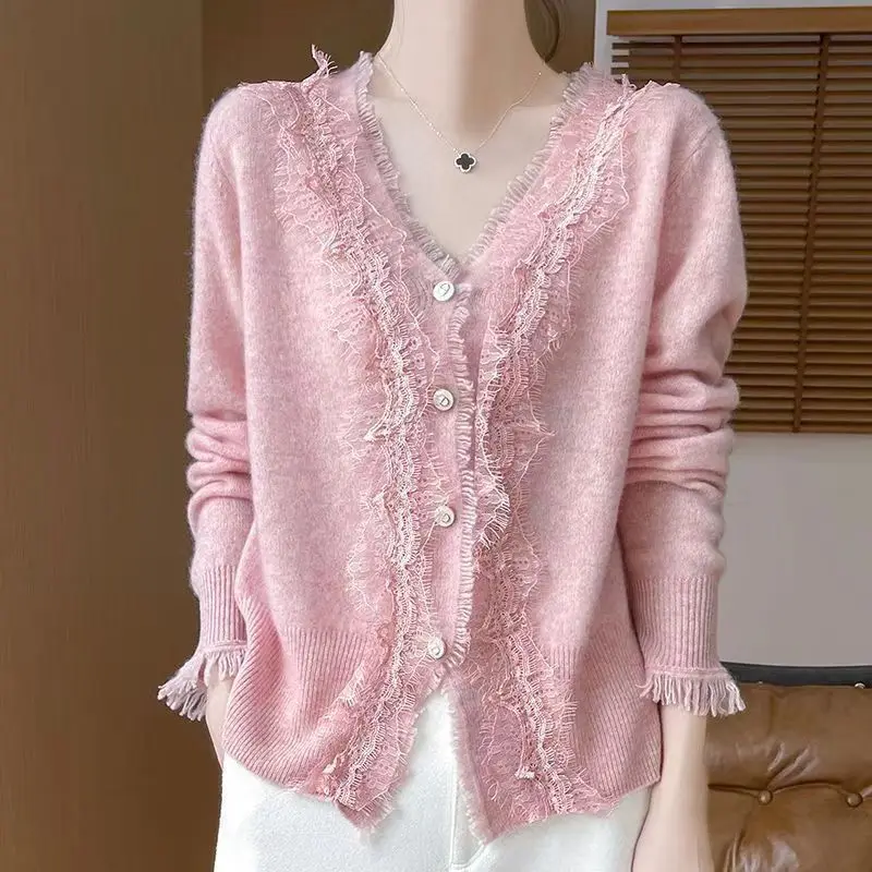 New French Style Slim Fit and Slimming Look with Inner Bottom Top V-neck Lace Patchwork Long Sleeved Knitted Sweater for Womens