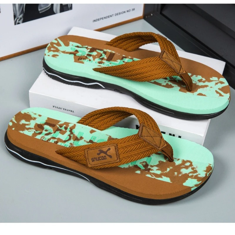 

New Large-sized Men's Flip-flops with Soft Soles Flat Heels Patchwork Camouflage Style for Summer Lightweight Fashionable Shoes