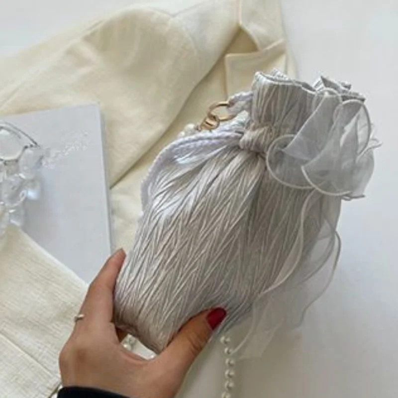 Plissierte Mini-Umhängetasche für Damen, Organza-Schleifentasche mit Perlenkettenriemen, elegante Abendhandtasche für Hochzeit, Party, Abschlussball – Detail 2