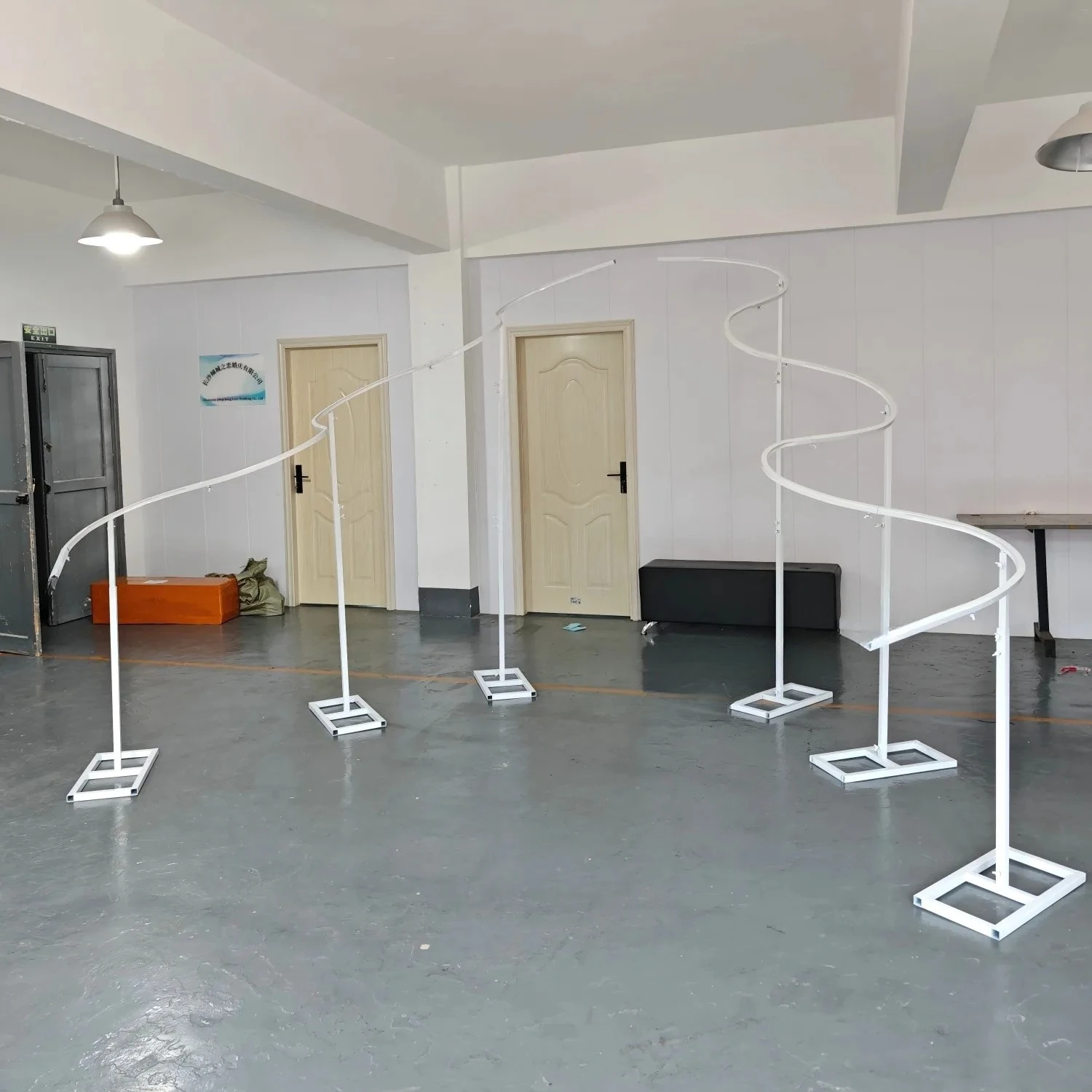 2 Stück Luxuriöser Wellenförmiger Höhenverstellbarer Rahmen-Bogen-Hintergrund für Outdoor-Partys, Events, Hochzeiten, Anpassbare Requisiten – Detail 5