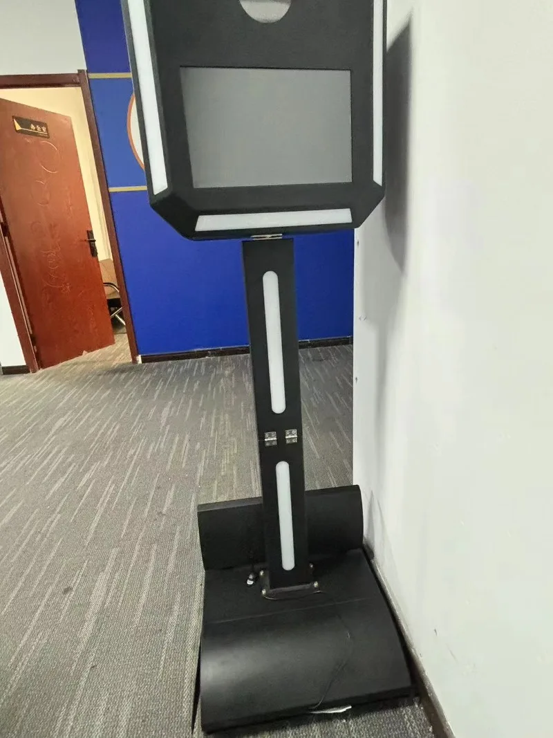 The new Roaming Photo booth Mobile Roaming Photo booth robot is a very popular photo booth machine