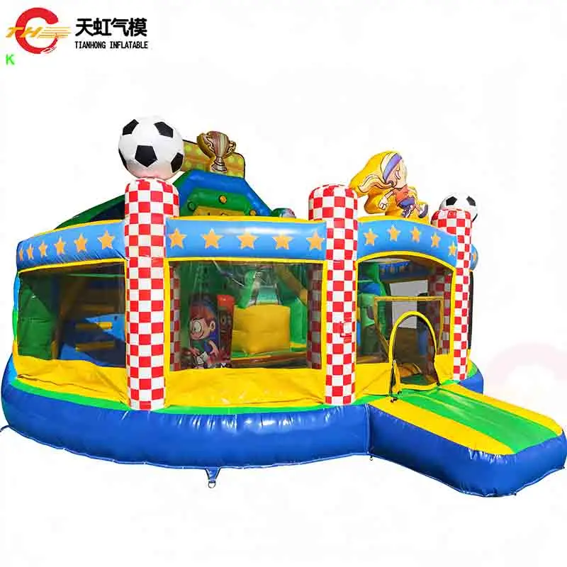 Castelo Inflável Temático de Futebol com Escorregador e Obstáculos