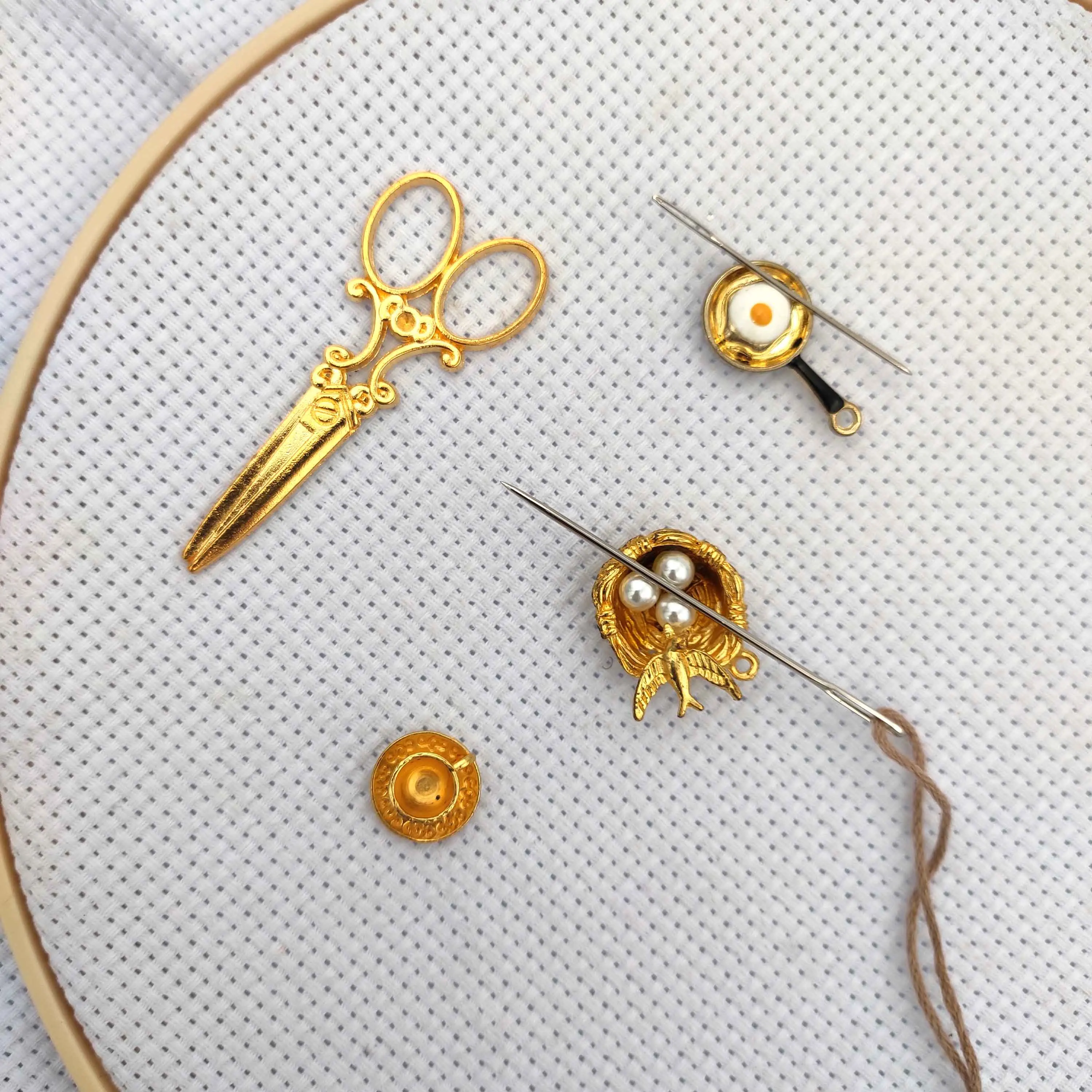 

Needle Minder Магнитный Ретро 2 шт. Игольница для вышивки Рукоделие Винтаж Золотая игла Няня Швейный магнит Вышивка крестиком