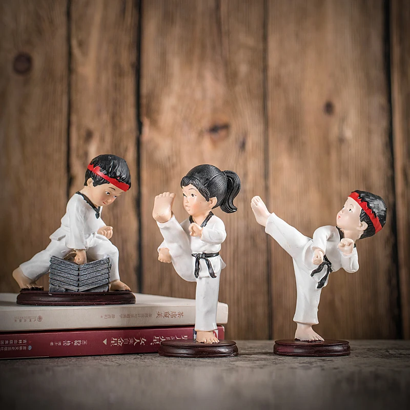 Resin handicraft small Taekwondo character model Female side kick Martial arts decoration Creative ornaments Gift giving