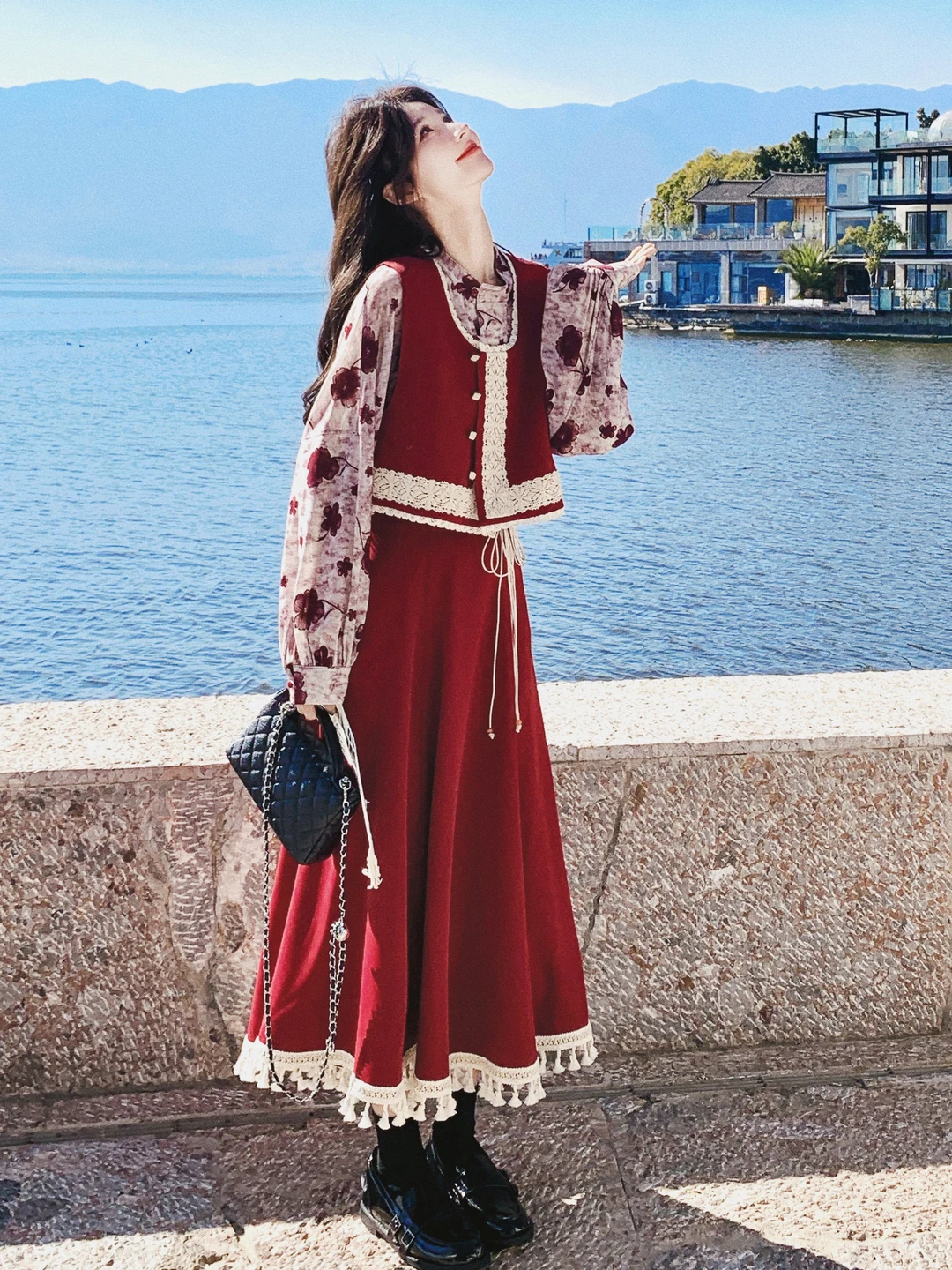 

Весенний новый шикарный комплект: рубашка с кружевными вставками винного цвета, юбка А-силуэта с цветочным принтом, женский комплект из трех предметов, повседневный свободный крой.