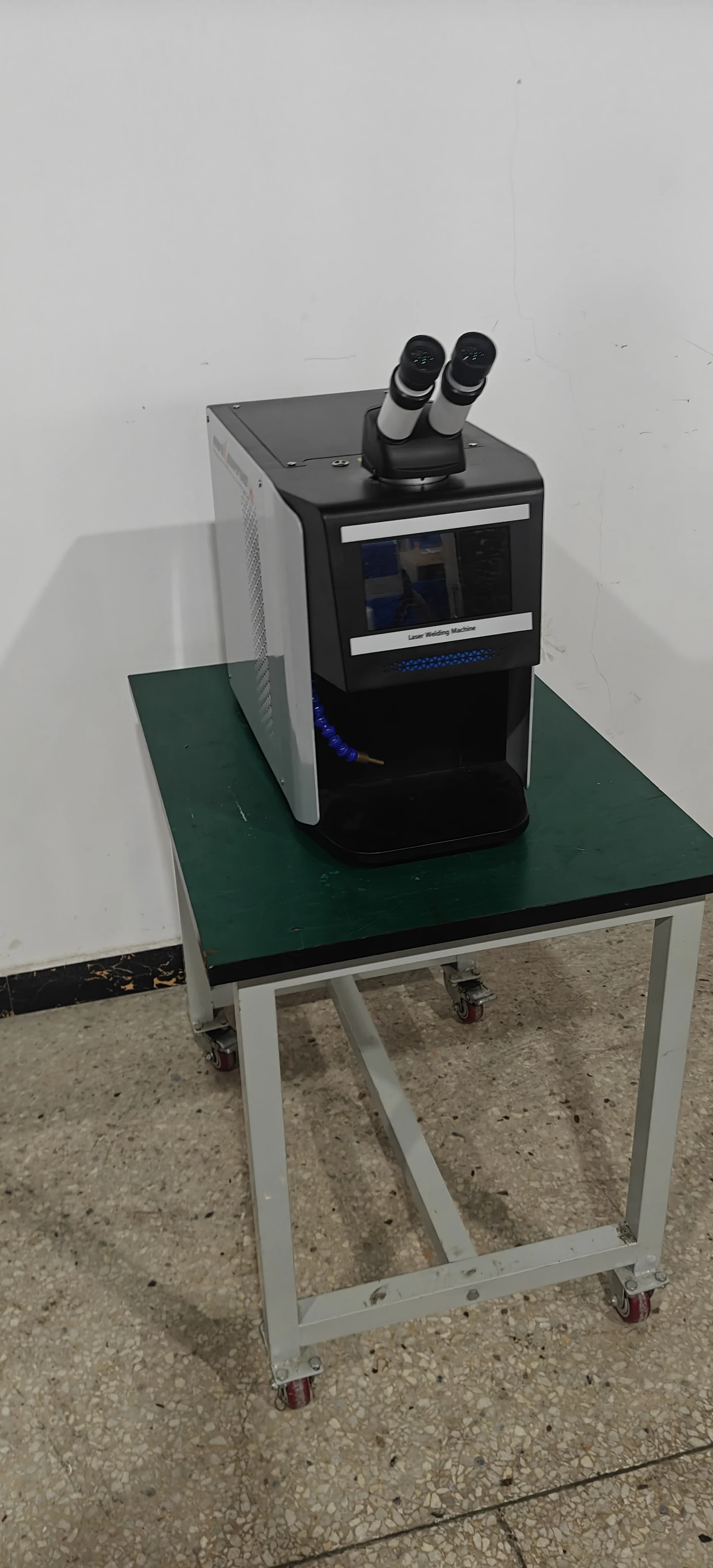 

QCW Лазерный аппарат точечной сварки 200 Вт для ремонта ювелирных изделий, портативный аппарат для сварки золота, серебра с высокой точностью и низкой пористостью