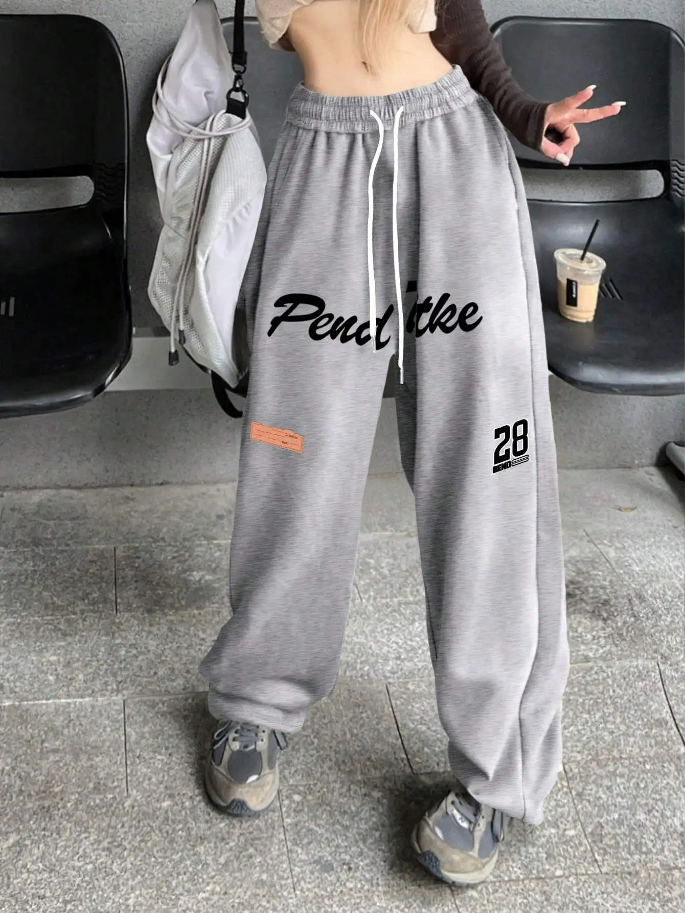 

Женские серые спортивные брюки свободного кроя с графическим принтом и завязками на талии