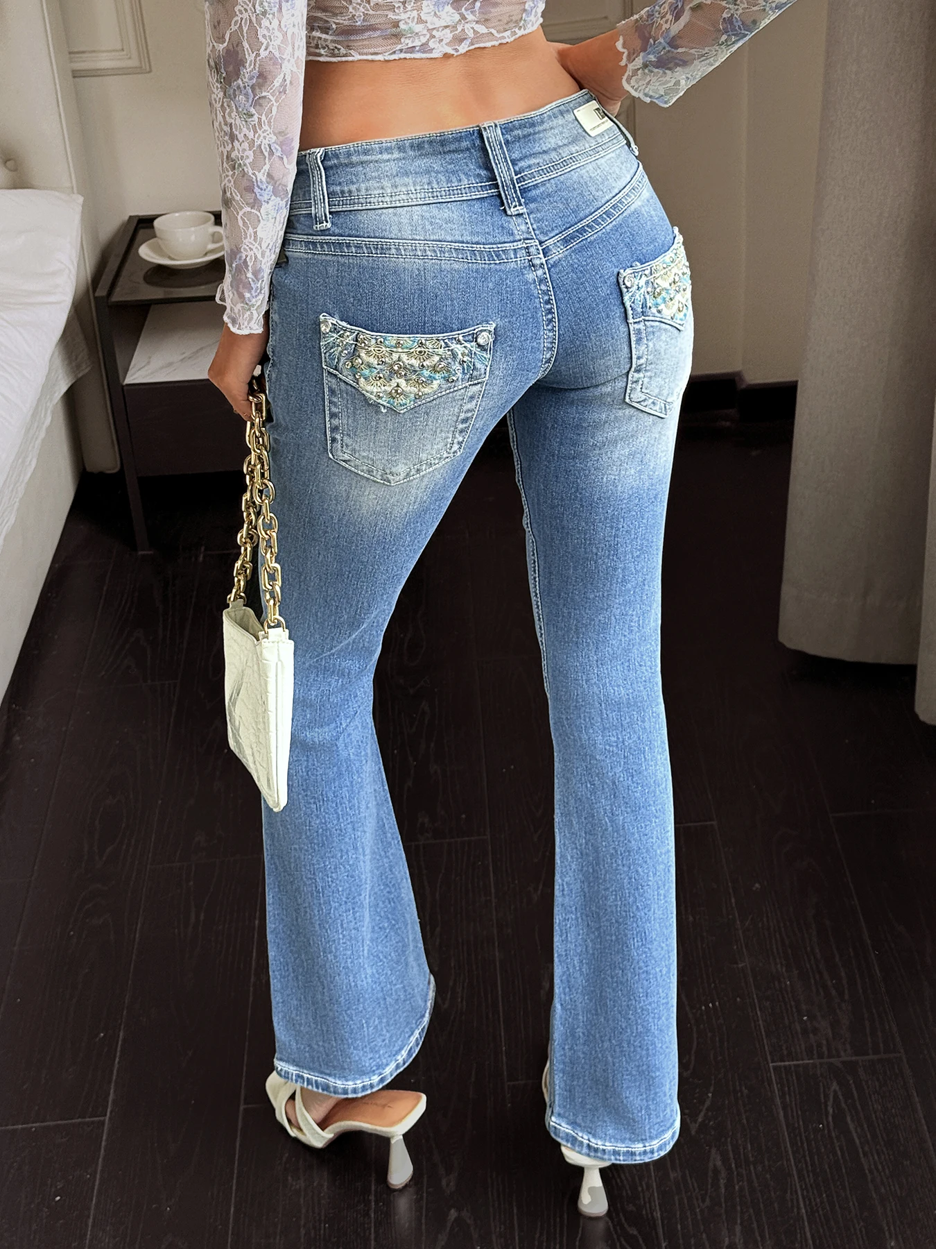 ファッションレディースフレアジーンズ レトロブルーデニムパンツ デコレーションポケット付き スタイリッシュレディジーンズ