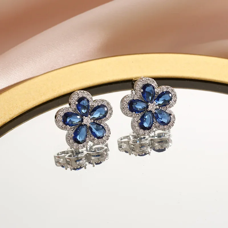 Серьги-гвоздики в стиле ретро с синим цирконом - это модные, индивидуальные и элегантные 9527