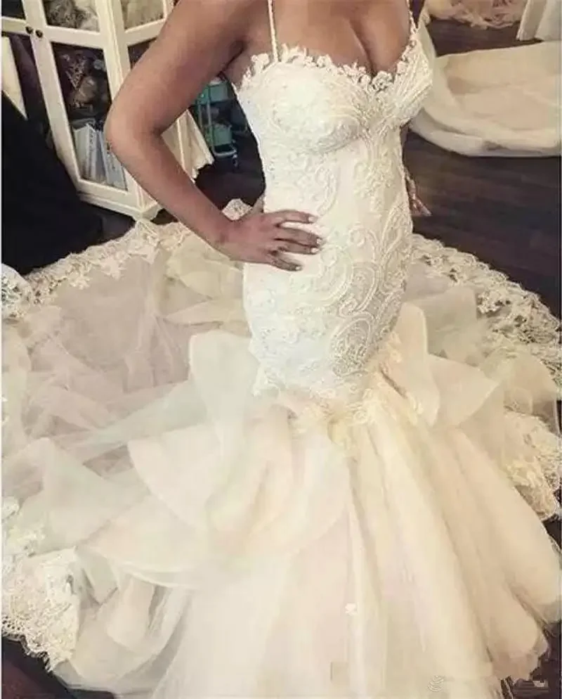 Abiti da sposa a sirena con applicazioni in pizzo con spalline personalizzate, gonna a strati, tulle, strascico, bottoni ricoperti, abito da sposa