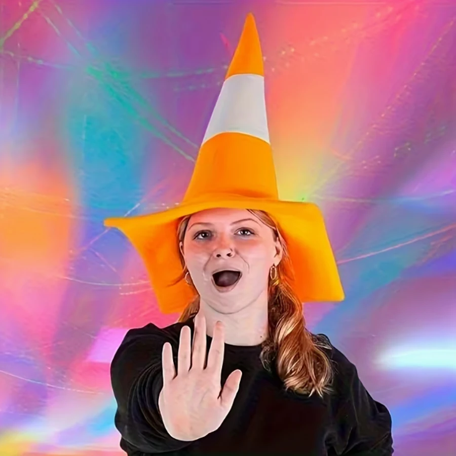 Un sombrero con forma de barrera de tráfico naranja y blanca, hecho de fieltro y decorado con adornos divertidos.