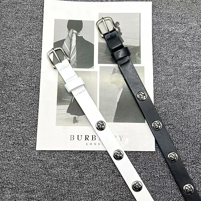 デザイナーアメリカンスタイルウエストバンドベルト、リベット付きロゴ刻印、ニードルバックルベルト、黒と白の牛革ベルト、ユニセックスy2kベルト