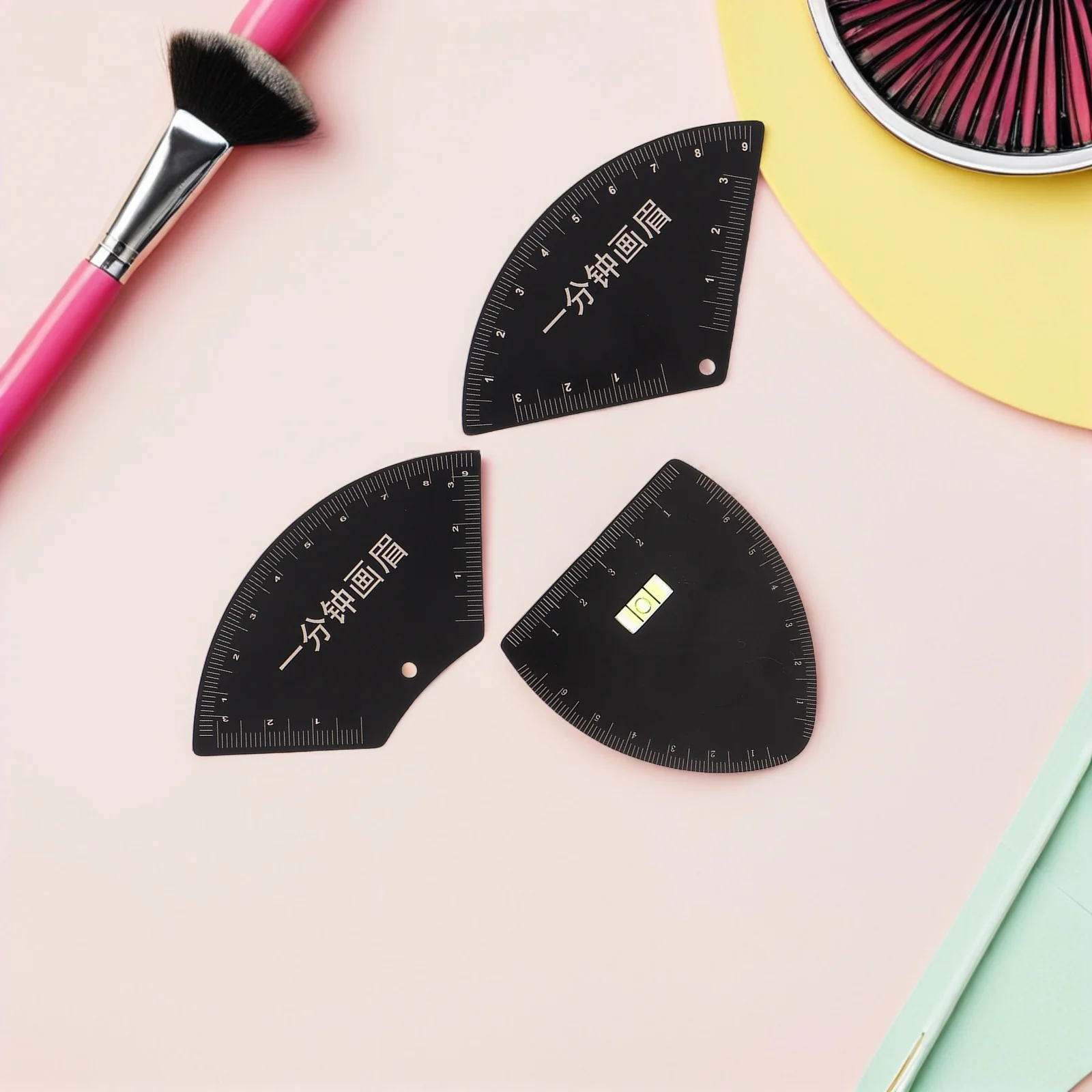 Outils 3 pièces: Kit de pochoirs demi-ventilateur réutilisable en forme de V pour une mise en forme précise des sourcils, outil de règle de mesure Portable