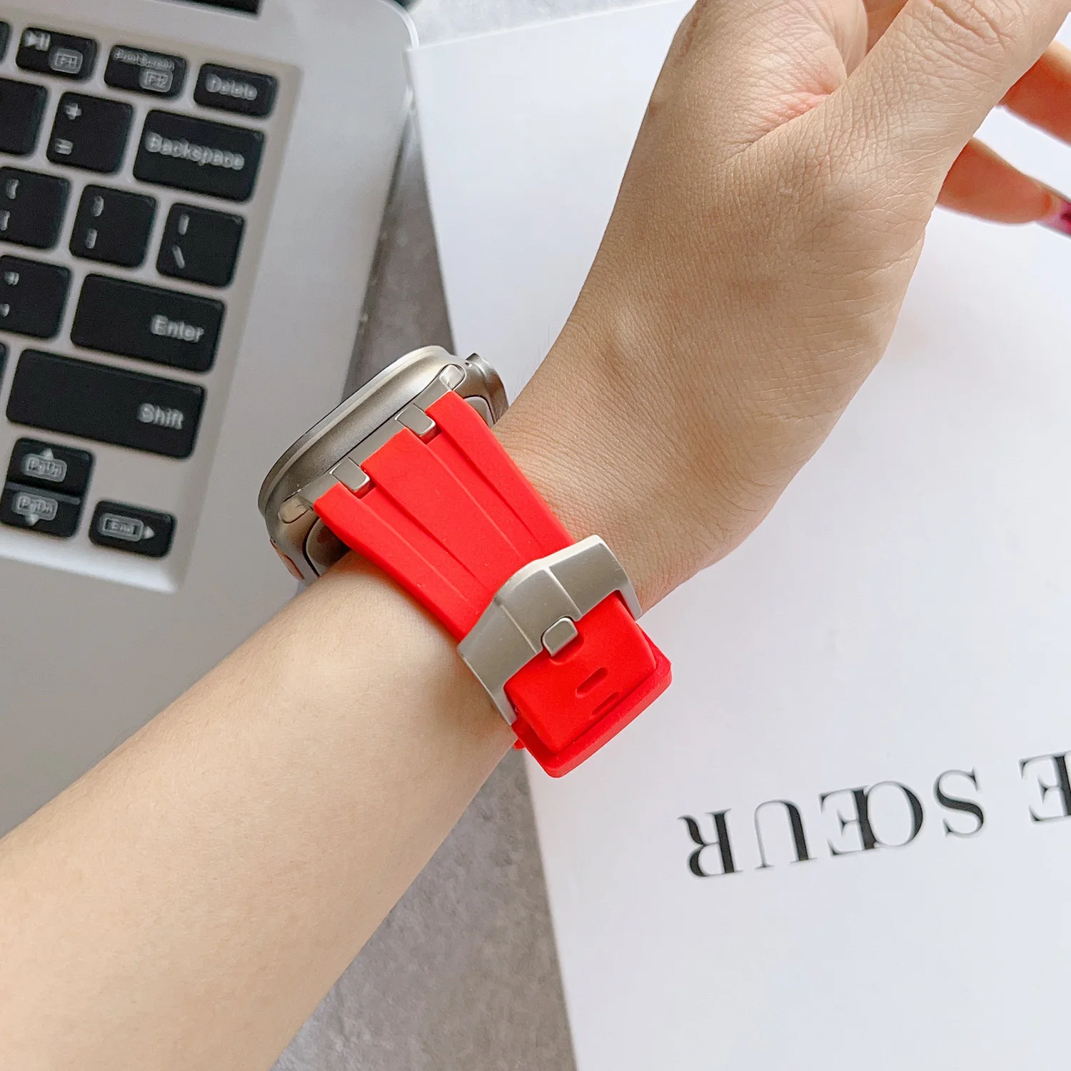 Luxury silicone strap for Apple Watch Ultra Sport Bracelet 49,46,45,44,42,41,40,38mm Sport strap for iwatch10,9,8,7,6,5,4,SE,3