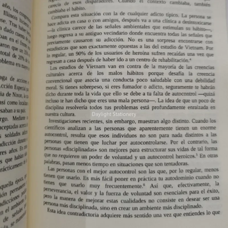 Hábitos atómicos: una forma sencilla de desarrollar buenos hábitos y deshacerse de los malos, libro de bolsillo en español