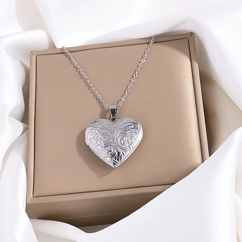 Customized Heart-Shaped Photo Locket Necklace for Women