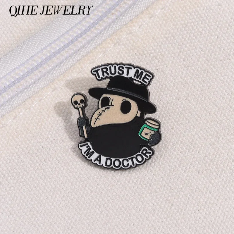 Esmalte Halloween Anime Assistente Broche, Camisa Lapel Badge, Joia punk engraçada, Presente para amigos, Espero que eu seja um médico, Pins
