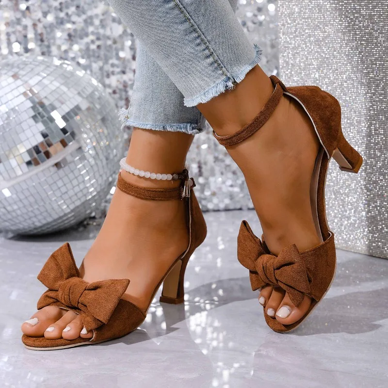 

Сандалии на каблуке-мешке, осенние новые замшевые туфли с круглым носком и открытым носком, с бантом и одним ремешком, противоскользящие износостойкие туфли на каблуке