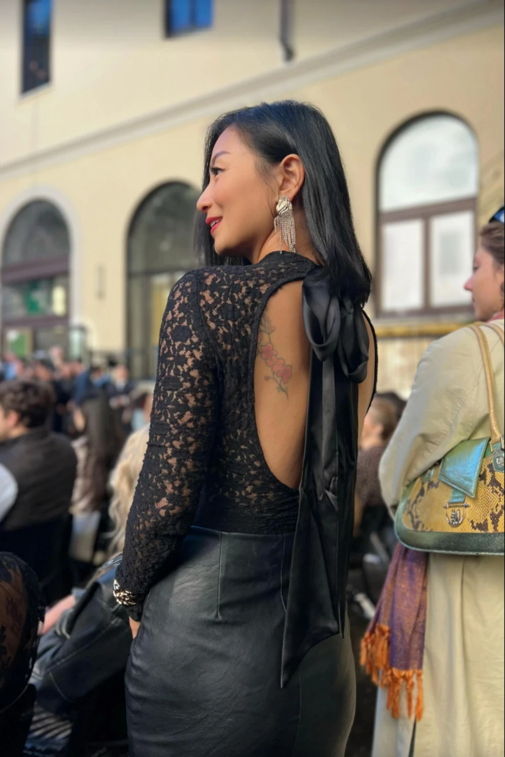 여성용 새틴 리본 레이스 바디수트 부드러운 레이스 조절 가능 라운드 넥 토널 새틴 타이 긴팔 노백 세미 시어 바디수트 새로운 여성 패션 의상