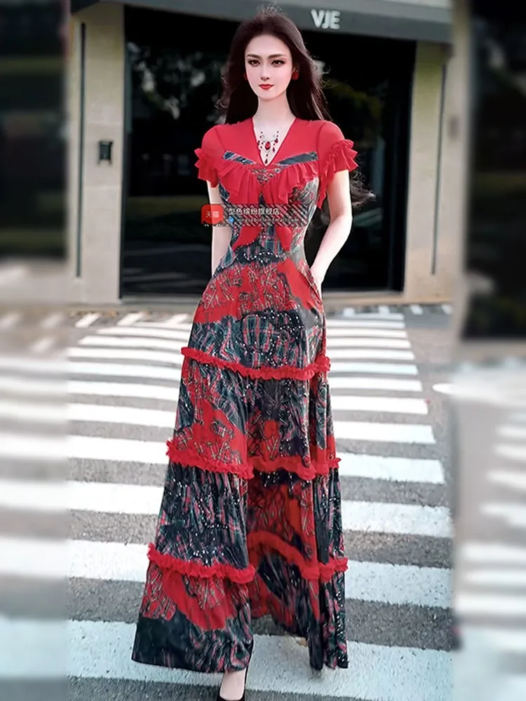 Um novo vestido longo com gola estampada em malha com cintura justa e comprimento até o joelho