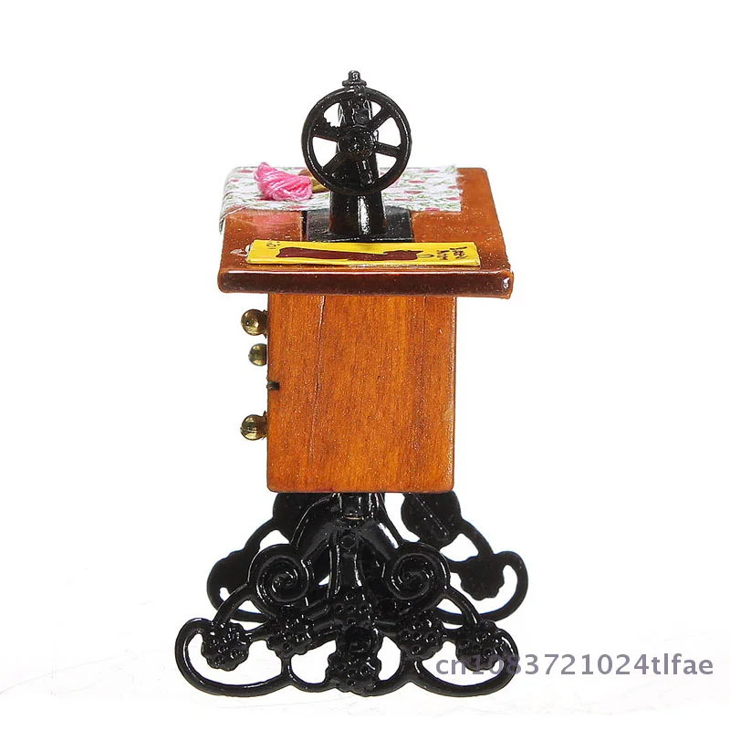 1 szt. Miniaturowa, dekorowana maszyna do szycia w skali 1:12, zabawka meblowa do domku dla lalek, modne i zabawne zabawki.