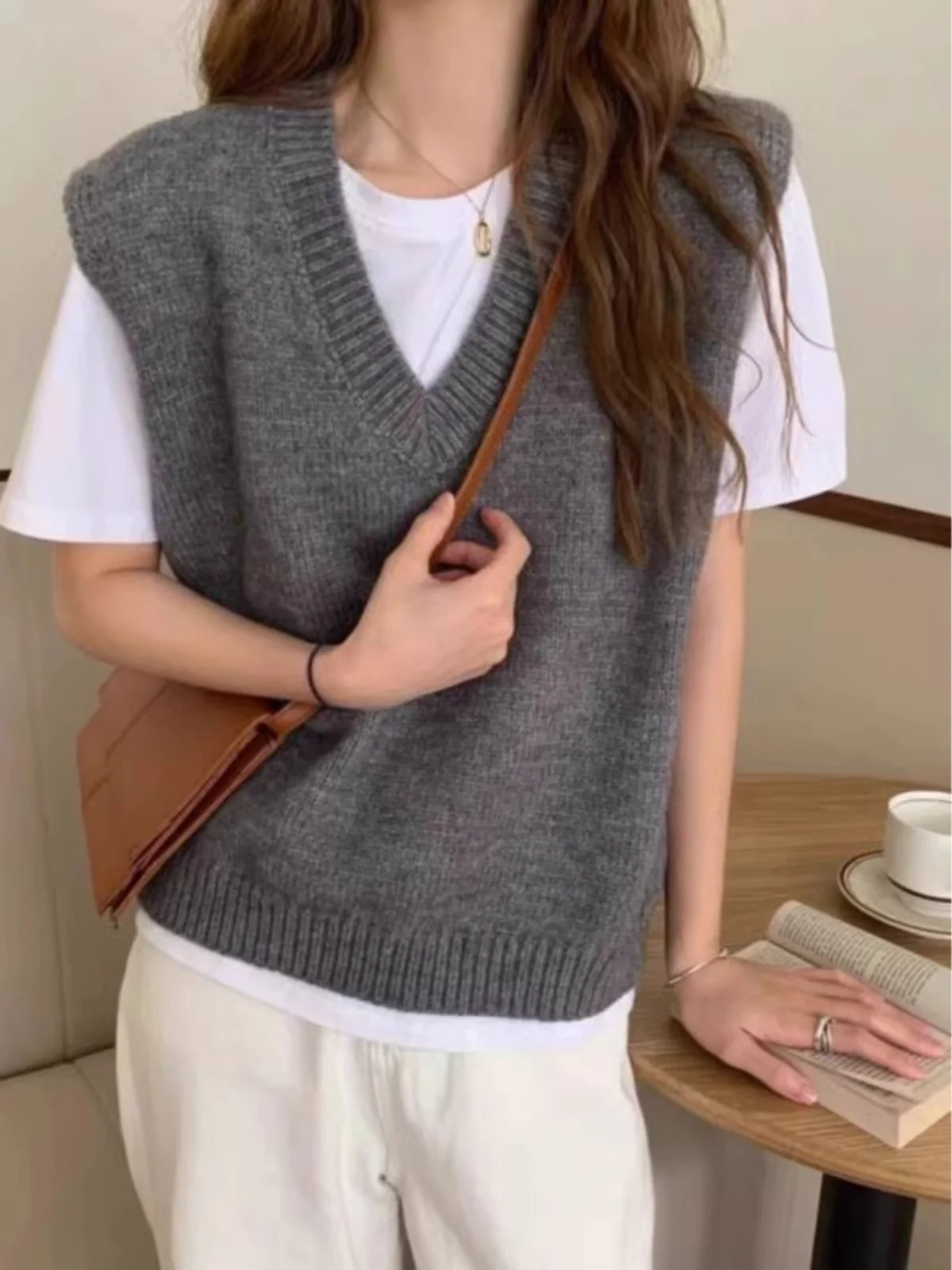

Весна 2025: Женский свободный вязаный жилет-свитер с V-образным вырезом для многослойных образов, из смесового полиэстера, модный, универсальный, для повседневной носки