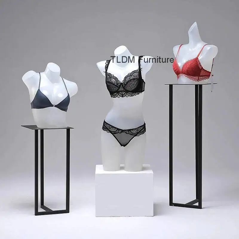 

Манекены и современные демонстрационные стойки: мужское нижнее белье, женские бюстгальтеры и нижнее белье, пластиковые муляжи человеческих тел, витринные манекены для демонстрации.