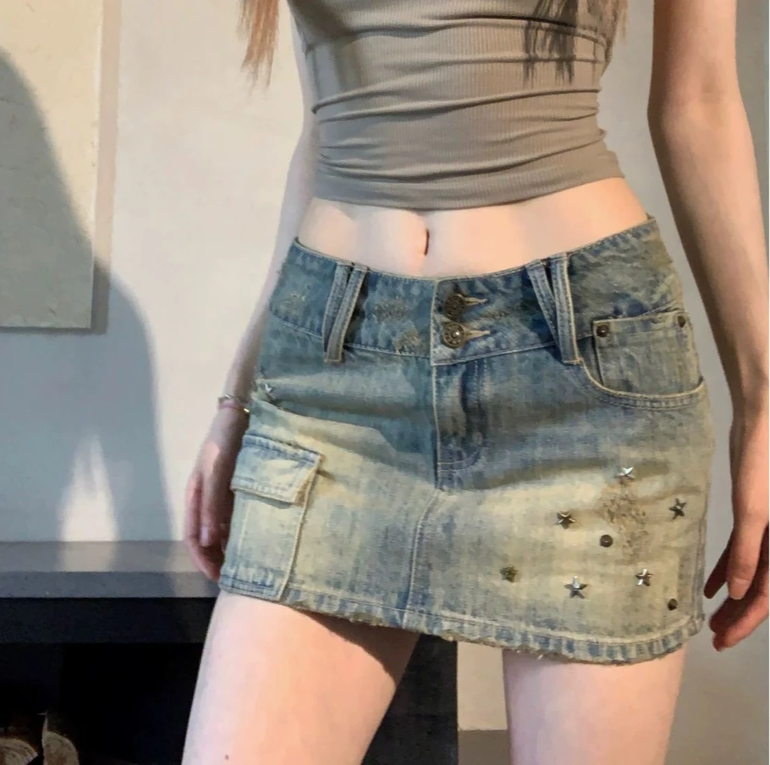 Retro Hip-wrapped A-word Short Skirt Summer 2026 New Spice Girl Rivet Design Low-rise Denim Skirt Women