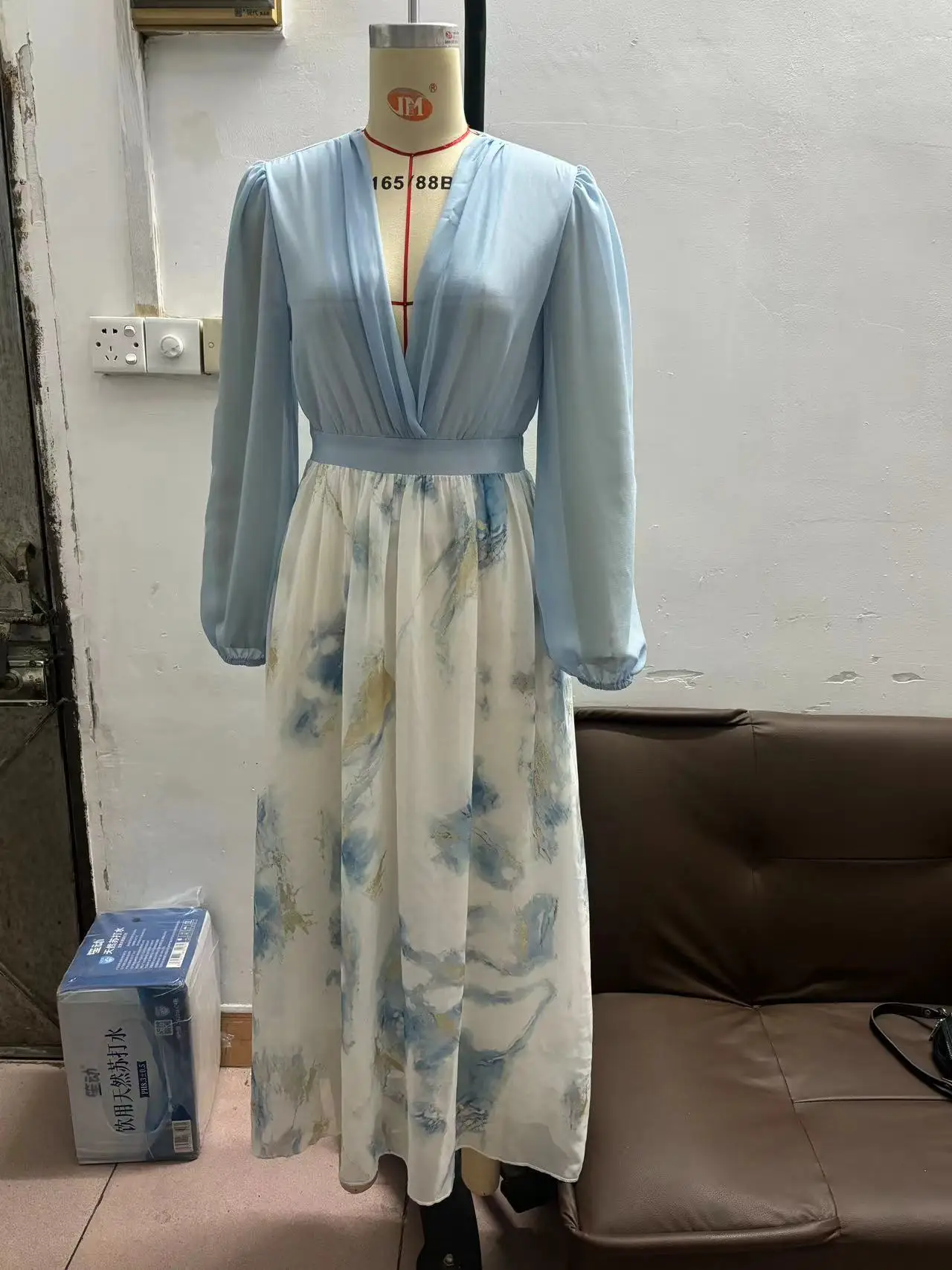 Europäische und amerikanische Damenbekleidung, Digitaldruck, langärmeliger V-Ausschnitt, gespleißtes langes Kleid