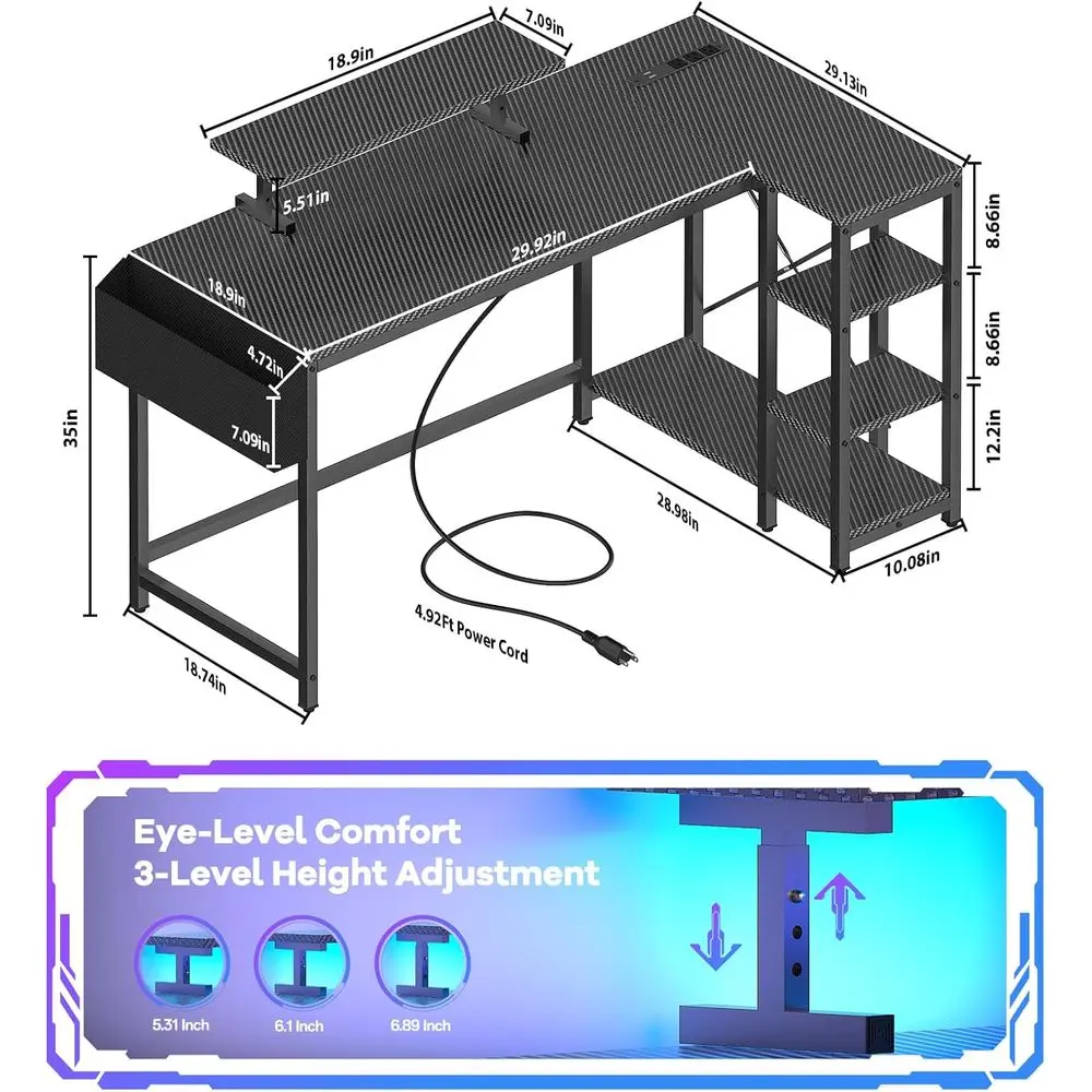 Biurko w kształcie litery L z włókna węglowego, czarne, z oświetleniem LED, podstawką na monitor 40 cali i gniazdem zasilania do kompaktowego biura domowego.