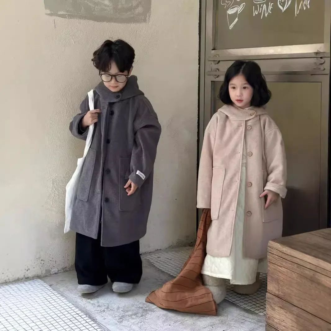 Cappotto per bambini 2024 Inverno Ragazzi e ragazze Versione coreana Cappotto di lana con cappuccio tinta unita Top casual medio lungo per bambini