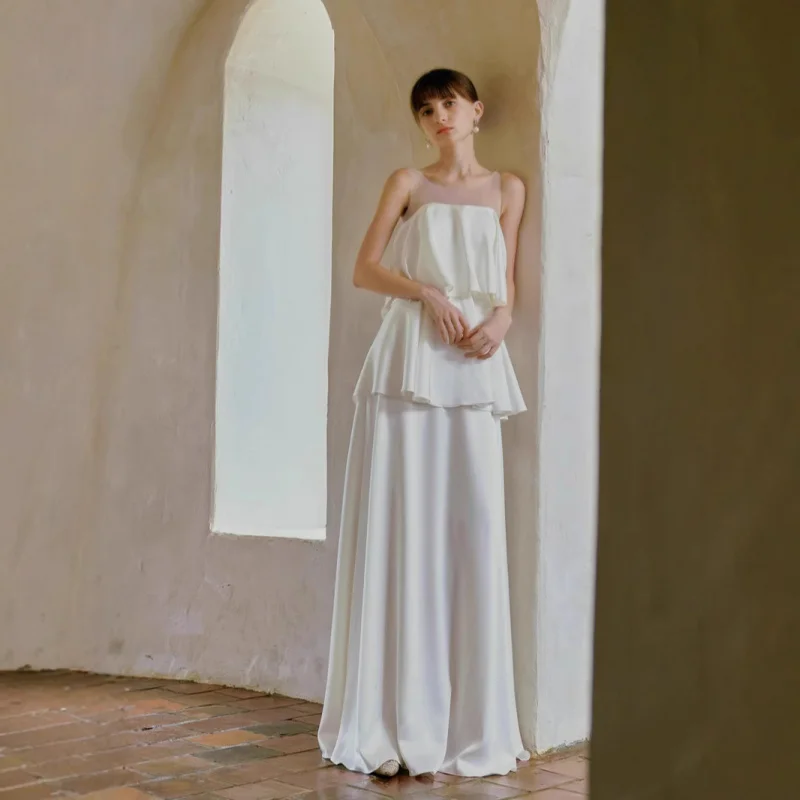 nicchia-in-raso-di-acetato-dolce-principessa-torta-da-sera-bianca-abito-da-sposa-prato-all'aperto-registrazione-del-matrimonio-riprese-da-viaggio