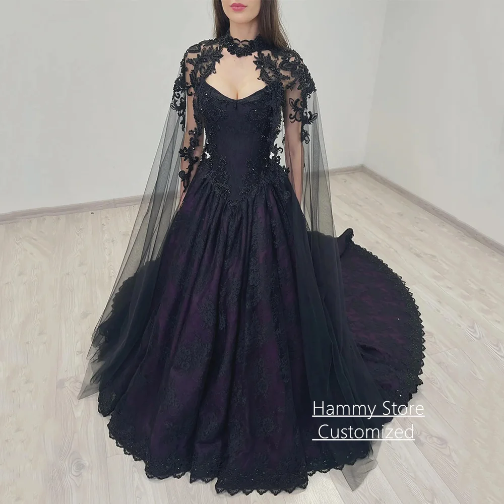 Vestido de Noiva Gótico Personalizado com Decote em V, Sem Mangas, com Capa Halter, Pérolas, Apliques de Renda e Corpete