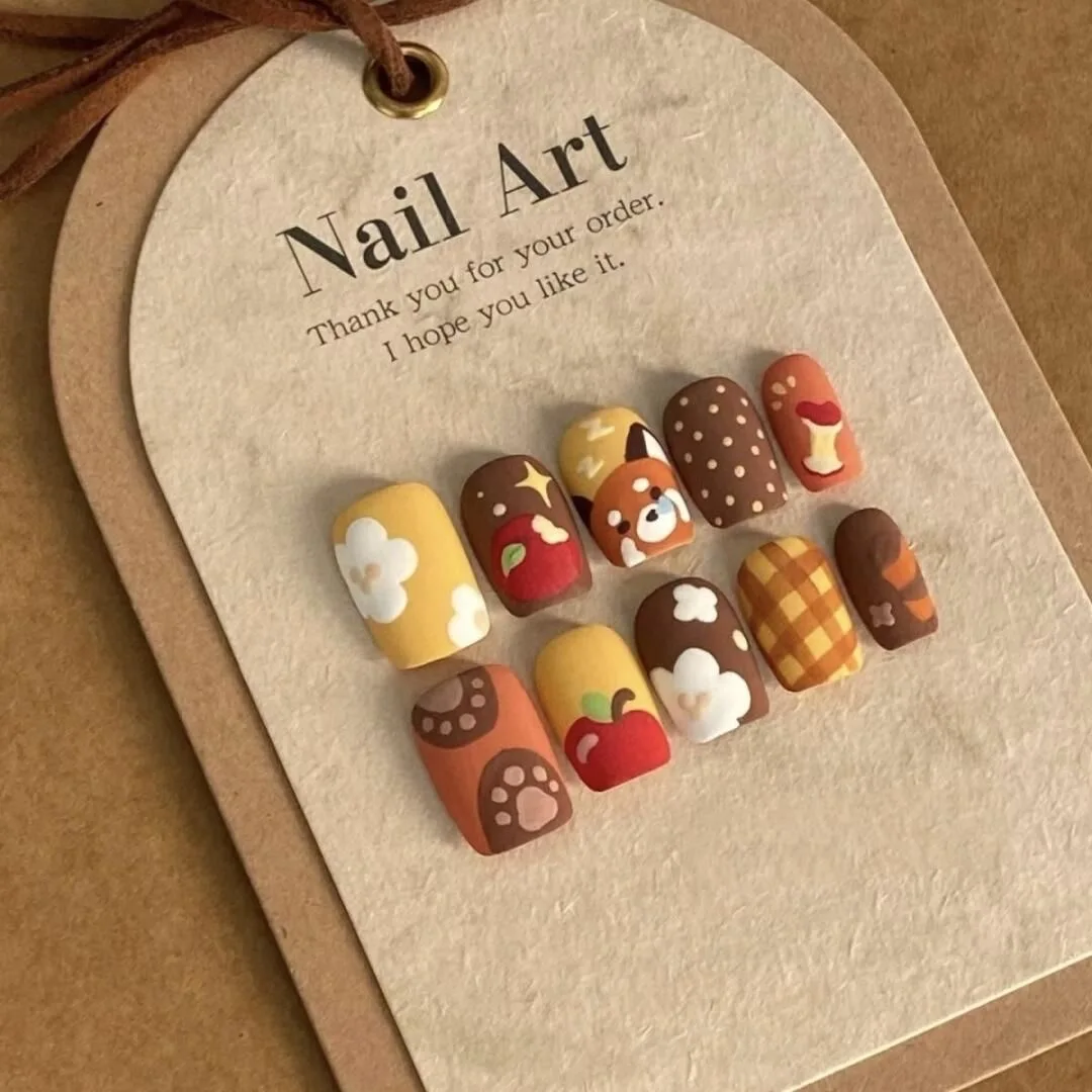 

Hand-painted cute bear apple nail art, cartoon bear paw flower nail art, versatile and fashionable short nail art
