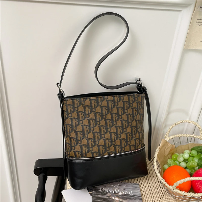

High-End Minimalist Crossbody Bag For Women With Leather Material Large Capacity And Everyday Casual