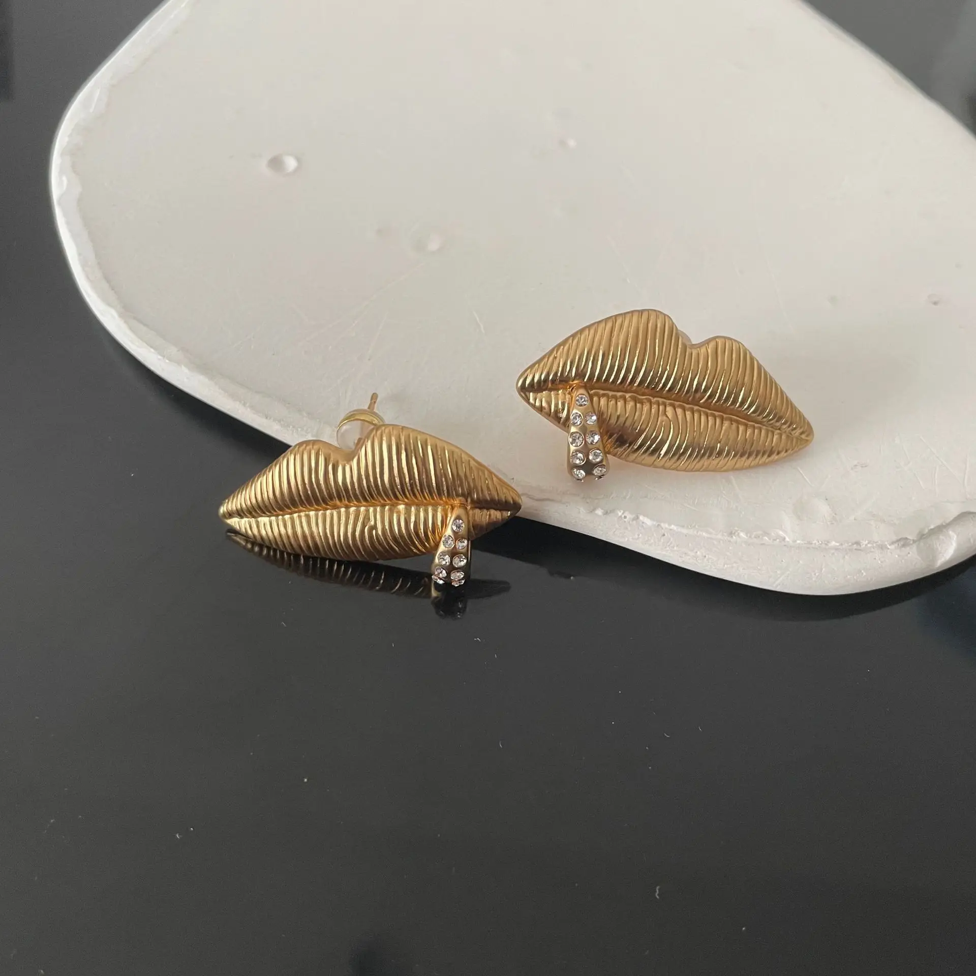 18K Gold Plated Textured Lips Stud Earrings Mini Pave CZ Dangle Punk Abstract Face Women Jewelry